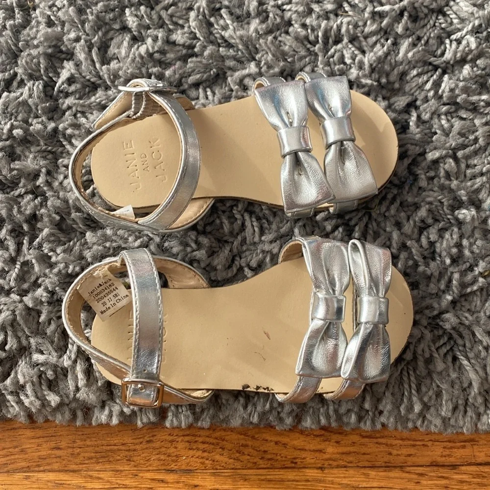 Janie and Jack Baby Girl Silver Bow Sandal Size 3